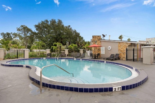 Super 8 by Wyndham Kissimmee-Orlando image 17