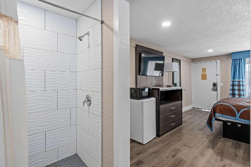 Super 8 by Wyndham Kissimmee-Orlando image 2