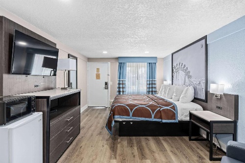 Super 8 by Wyndham Kissimmee-Orlando image 3
