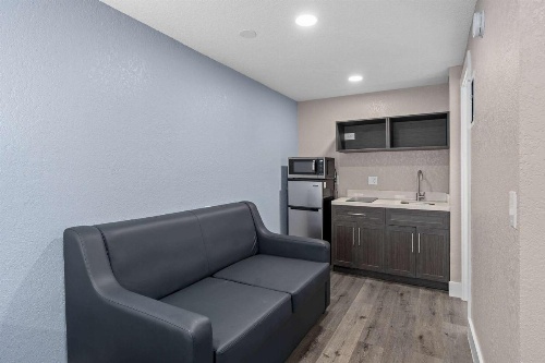 Super 8 by Wyndham Kissimmee-Orlando image 37
