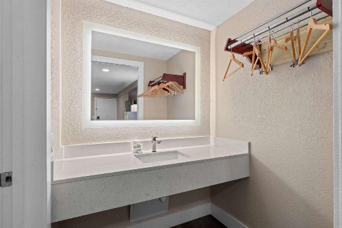 Super 8 by Wyndham Kissimmee-Orlando image 39