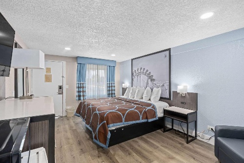 Super 8 by Wyndham Kissimmee-Orlando image 4