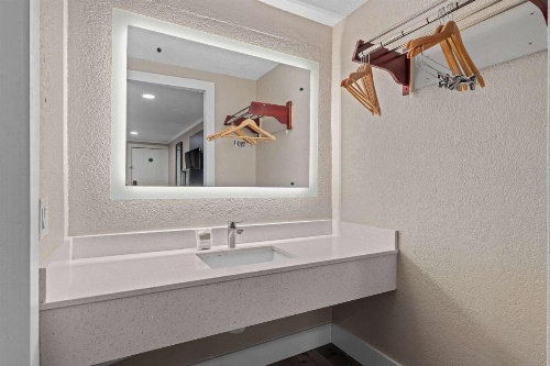 Super 8 by Wyndham Kissimmee-Orlando image 41
