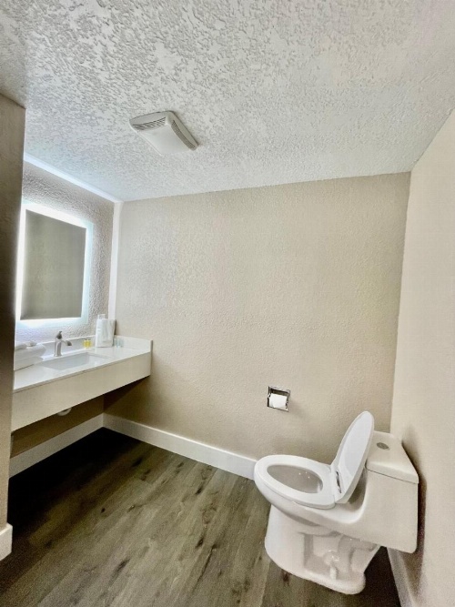 Super 8 by Wyndham Kissimmee-Orlando image 50